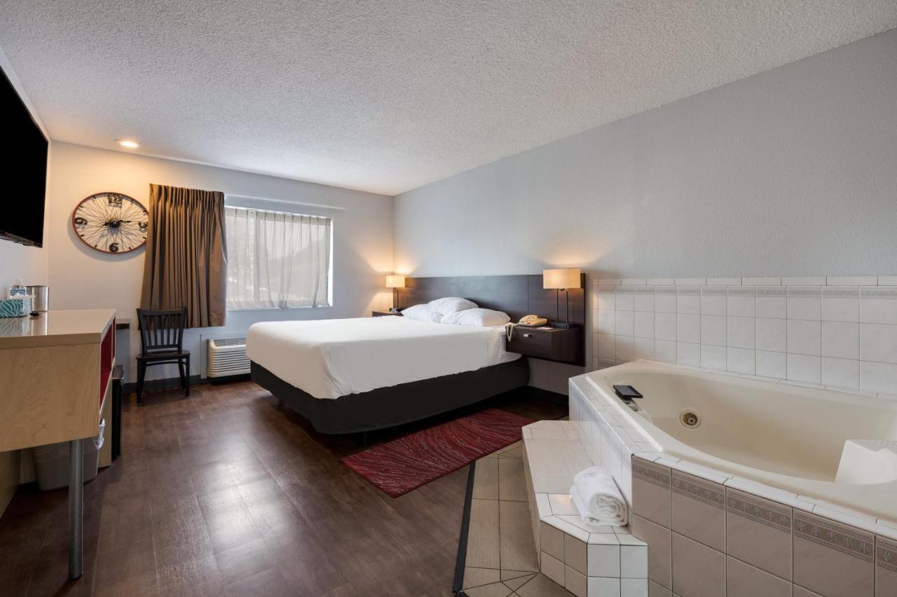 Red Lion Inn & Suites Ontario Exterior photo