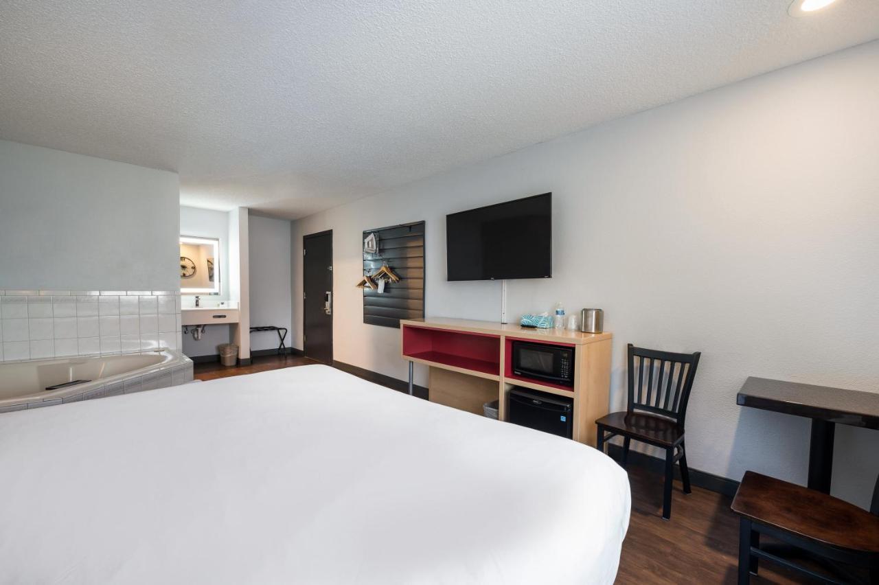 Red Lion Inn & Suites Ontario Exterior photo